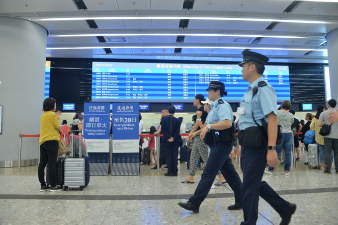 香港西九龙站现正实施客流管理措施。