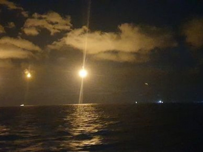 南韩海洋警察搜救倾覆中渔船的3名失踪者。网图