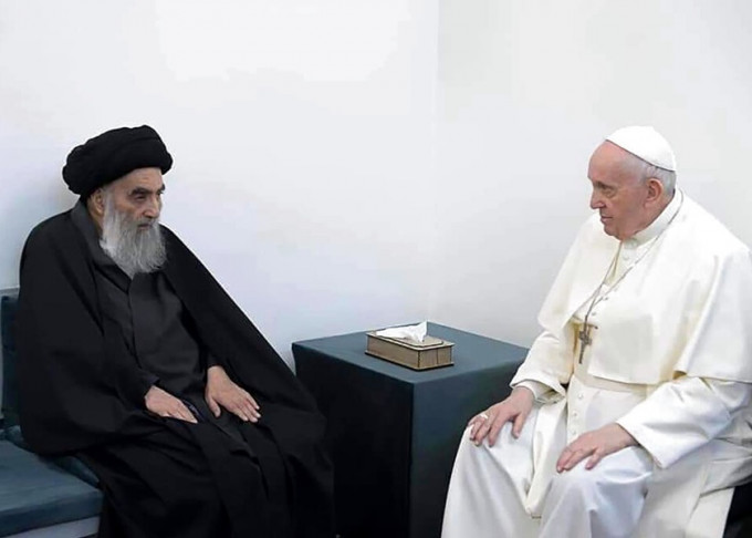 教宗方济各(右)与什叶派最高领袖西斯塔尼(左)会谈。AP图