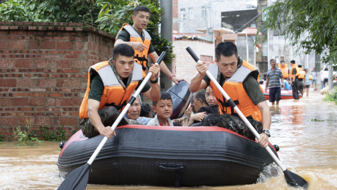 廣西出現水災，駐軍出動救援。