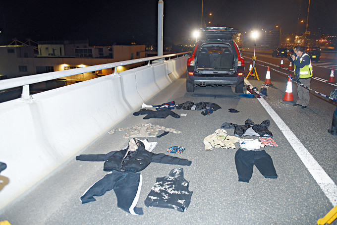■警方在疑車上發現三大袋衣物，檢出進行徹底搜查。