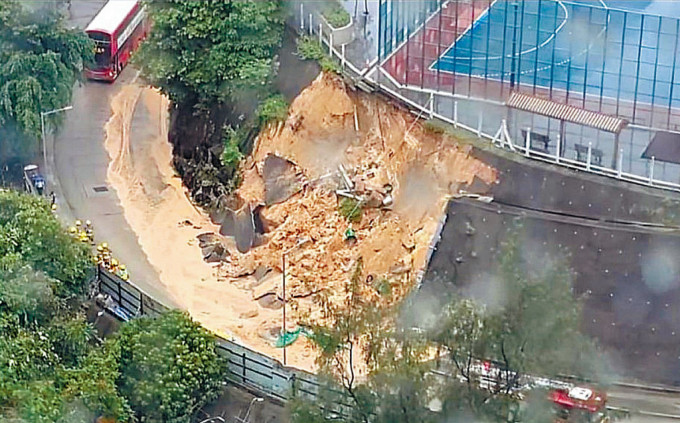 紅磡佛光街遊樂場對開斜坡一幅約10米乘10米護土牆崩塌，大片泥土傾瀉而下堵塞行車線。