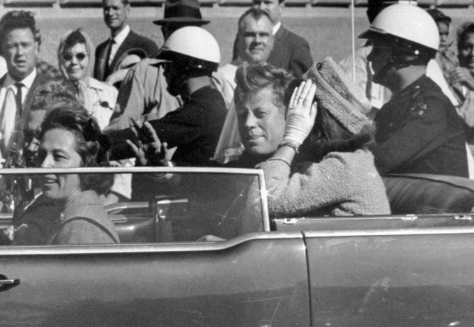 甘乃迪与夫人在1963年11月22日，在达拉斯乘坐开篷车时遇刺身亡。AP图片
