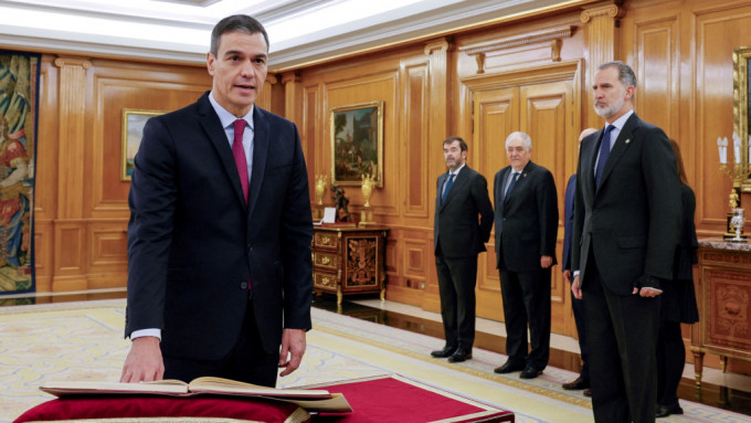 刚连任首相的桑切斯在马德里宣誓就职。路透社