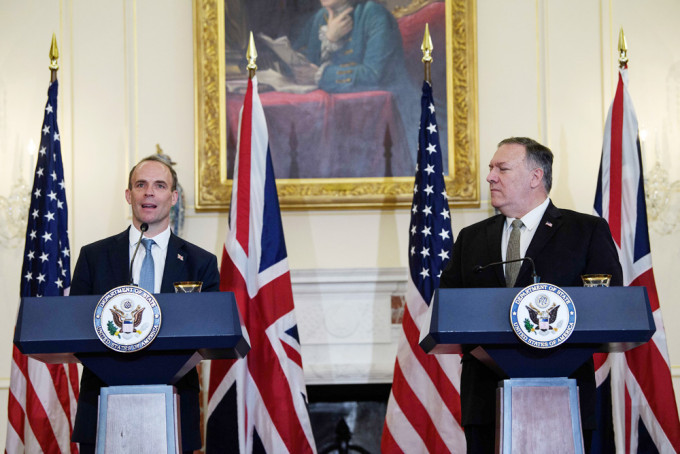美国国务卿蓬佩奥(右)与到访华盛顿的英国外相蓝韬文(左)会面。 AP图