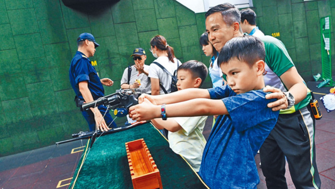 小孩在開放日中爭相體驗持槍滋味。