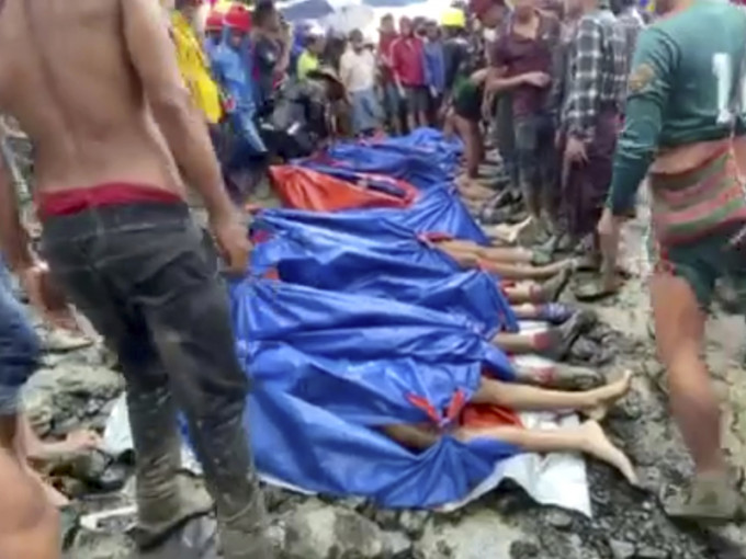 多人被救出時已證實死亡，逾百具遺體被包裹放在地上等候運走。AP圖
