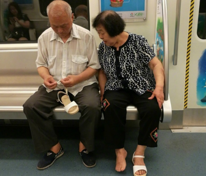 老夫替妻子挽涼鞋。網上圖片