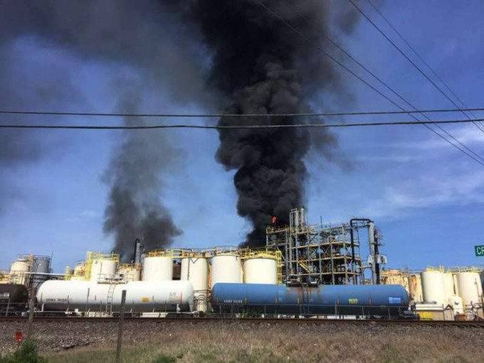 美国得州休斯敦一间化工厂发生大火，最少1死2伤。AP
