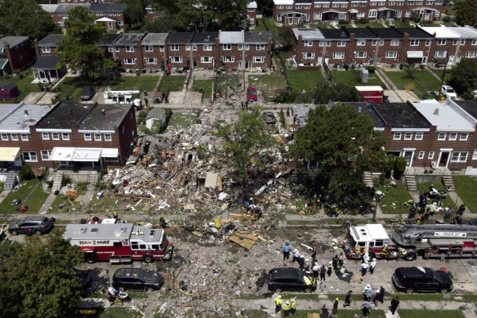 美国巴尔的摩市发生天然气爆炸，已致1死7伤，3栋房屋夷为平地。AP图