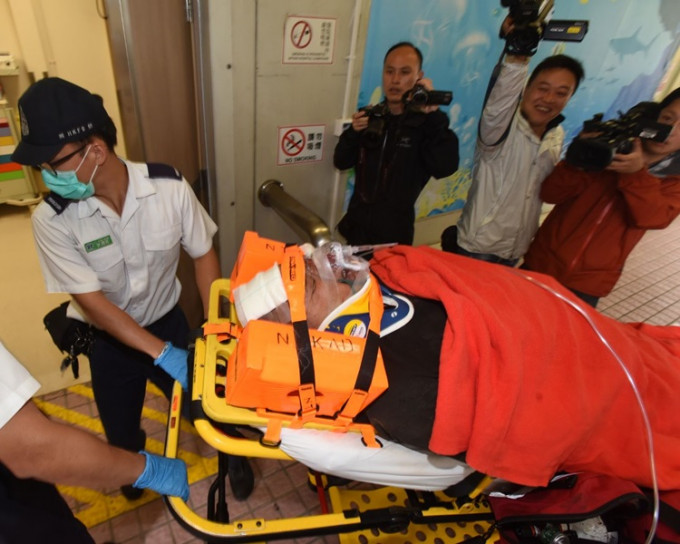 兩名工人受傷，送往伊利沙伯醫院救治。梁國峰攝
