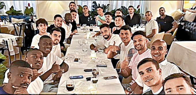 C朗於賽前宴請葡萄牙隊友吃晚飯。