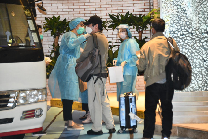 首批機場旅客抵達等檢測結果。