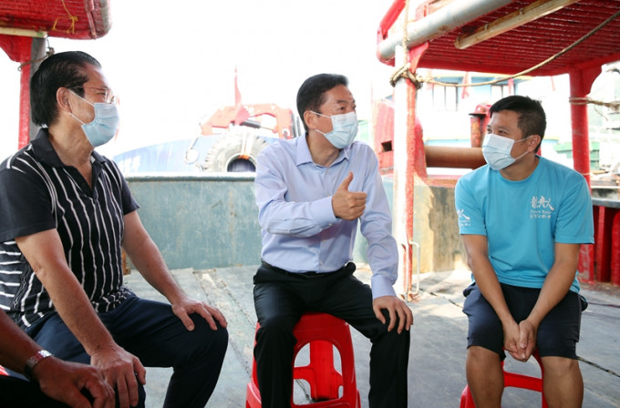 駱惠寧與香港仔漁民對話。中聯辦圖片