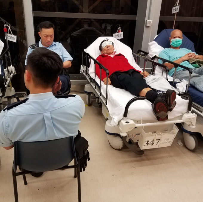 李宏邦（红衫者）昨晚报称身体不适，通宵在伊利沙伯医院接受治理。资料图片