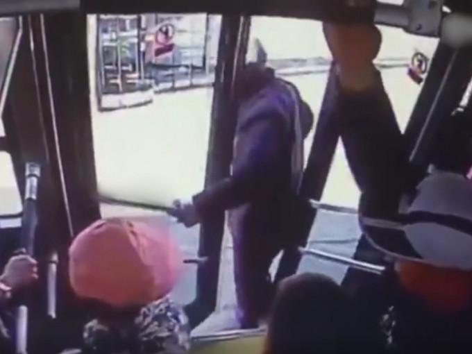 一名老人下巴士車時，車門突然關閉導致他整個人被夾住。　影片截圖