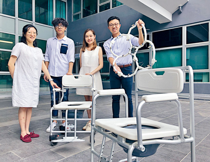 张涛杰（左二）指，便椅重心向后，可防止长者如厕时不慎跌倒。