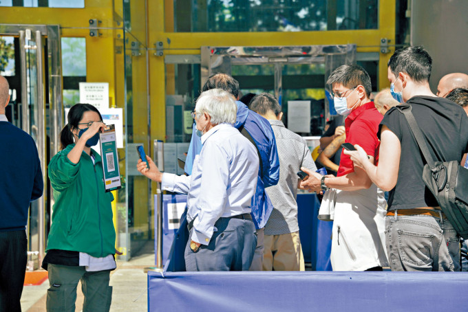 首日接種第三針反應踴躍，多個接種中心大排長龍，但有市民投訴中心未有做好分流。