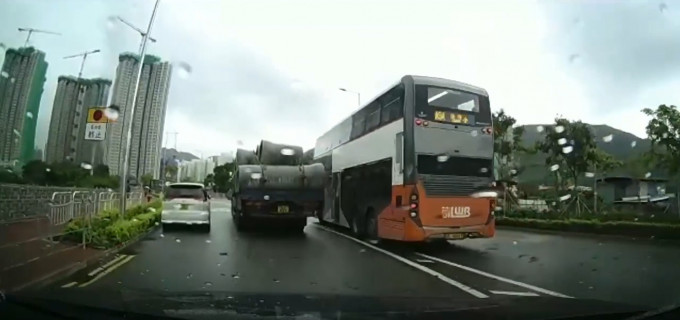 巴士越过双白綫超车。FB专页HongKong CarCam影片截图