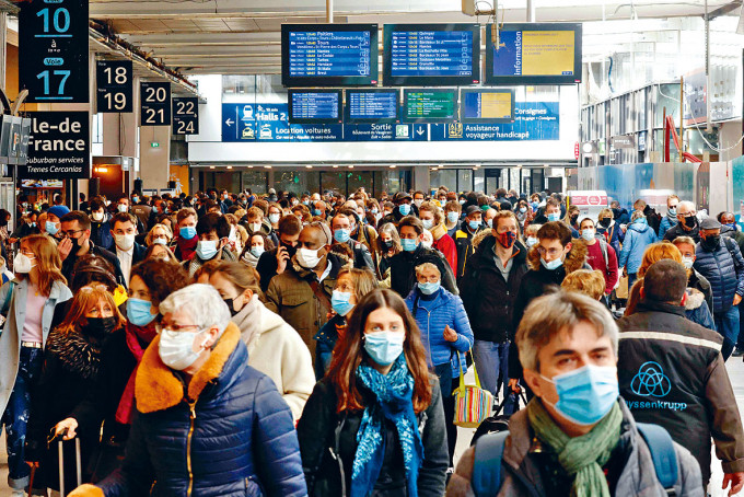 ■巴黎一个火车站挤满旅客。