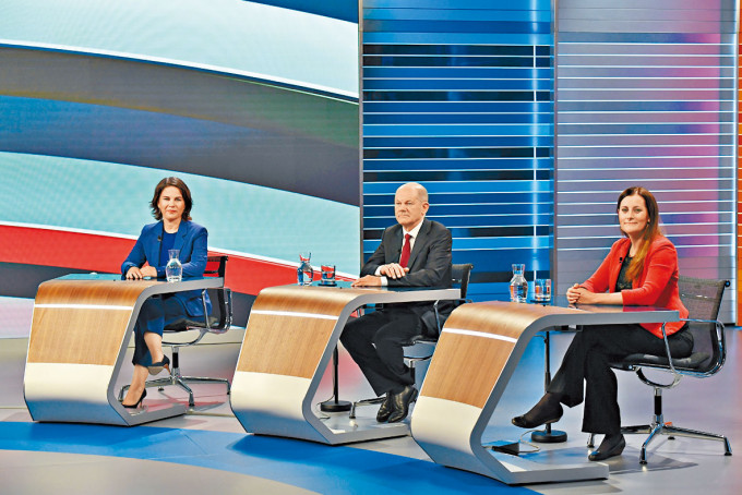 ■(左起)绿党领袖贝尔伯克、社民党候选人肖尔茨、左派党领袖魏斯勒参加辩论。