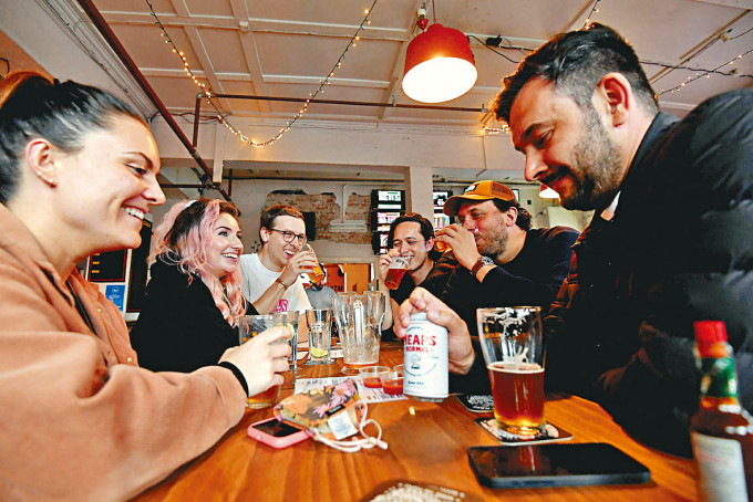 雪梨取消封城措施後，市民周一在酒吧喝酒。