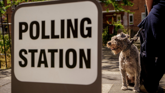 狗狗票站打卡情況是英國選民關心的選舉「看點」之一。 美聯社