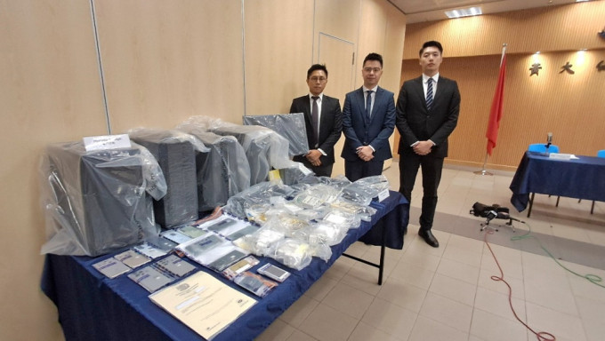 警方针对加密货币相关的骗案及洗黑钱活动拘25男女。林思明摄