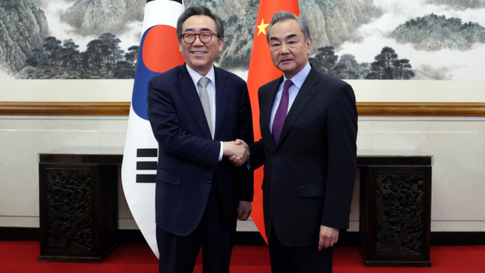 5月13日，外交部长王毅同韩国外长赵兑烈在北京举行会谈。（新华社）