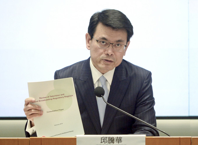 邱腾华又透露，他昨日已就此事跟香港五大总商会向美国商会表达港府立场。
