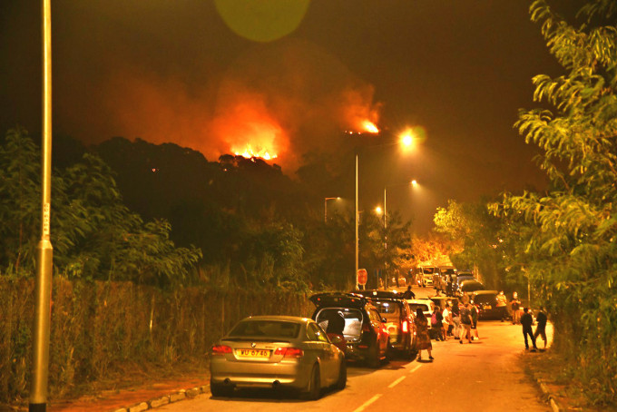 八鄉林村郊野公園的山火，到早上才撲熄。