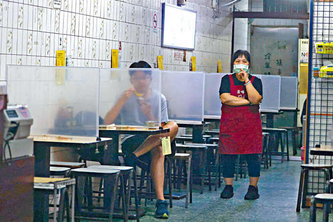台北一家食肆內，客人在特設膠板後用膳。