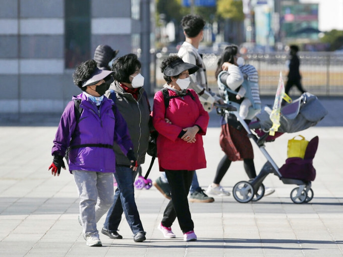 南韓新增61宗新冠肺炎確診個案，是連續第二日單日新增個案回落至雙位數。AP圖片