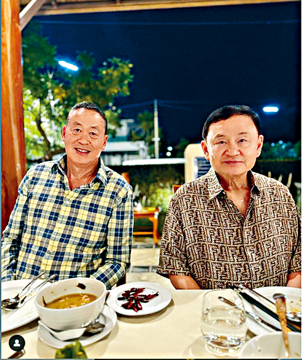 他信（右）3月中与泰国现任总理赛塔聚会。
