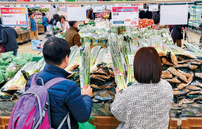 南韓首爾的居民在市集購買疏菜。