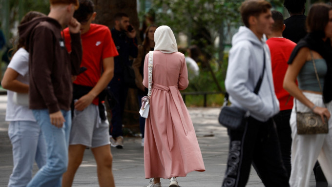 法国南特街上穿穆斯林长袍的妇女。路透社