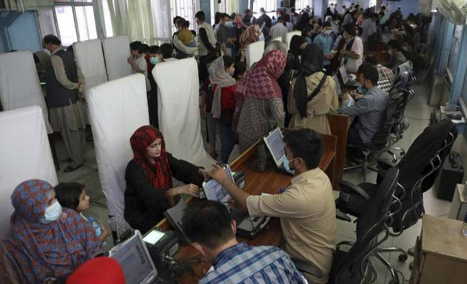 早前有大量国民前往护照部门递交申请表，冀尽快离开被塔利班控制的阿富汗。美联社资料图片