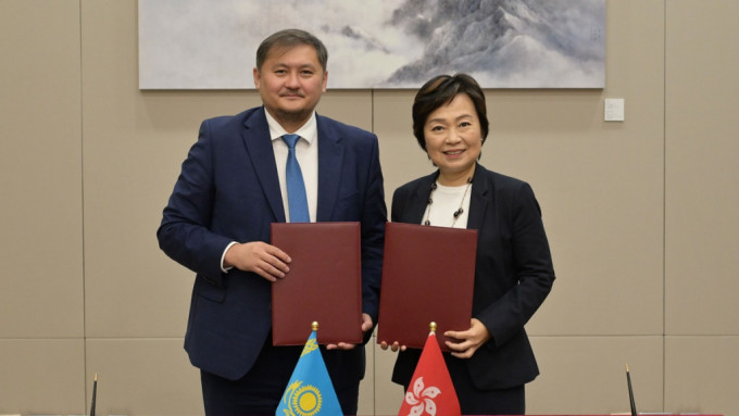 蔡若蓮(右)與哈薩克科學和高等教育部部長Sayasat Nurbek(左)簽署教育合作諒解備忘錄。政府新聞處圖片