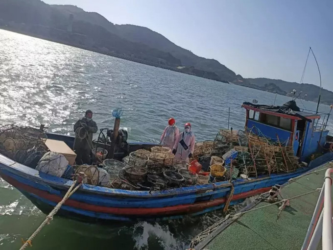 台灣以「越界」為由扣押大陸漁船，並 拘捕4人。（網圖）