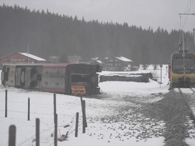 瑞士在风暴下有列车出轨后翻侧。网上图片