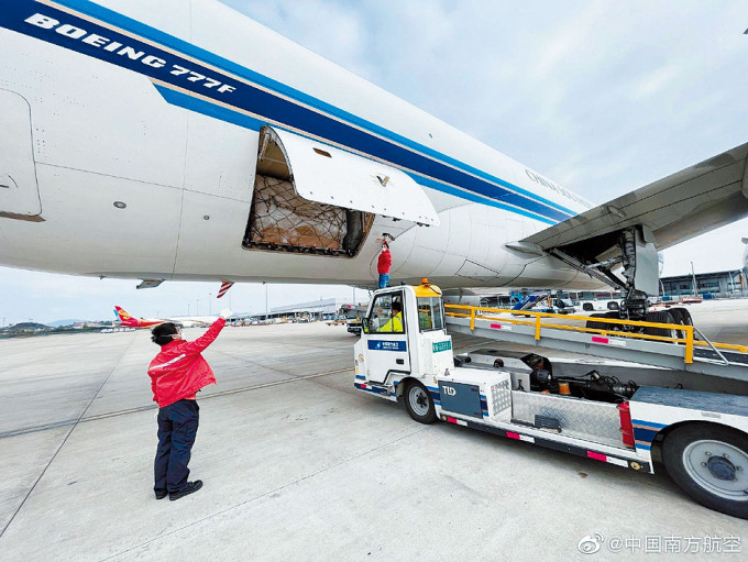 廣州白雲機場貨運激增。
