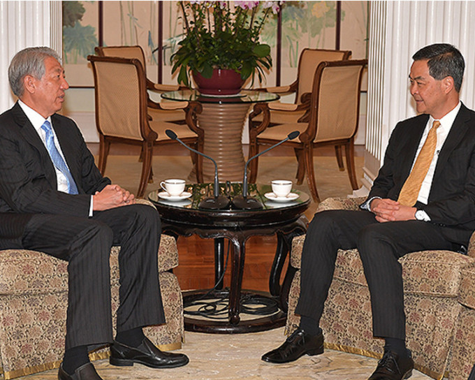 梁振英（右）在礼宾府与新加坡副总理张志贤会面。新闻处图片