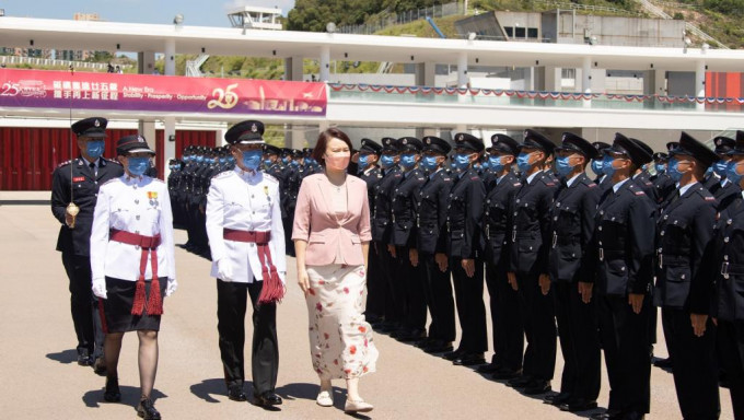 立法会议员李慧琼今日在消防及救护学院举行的消防处结业会操检阅学员。政府新闻处图片