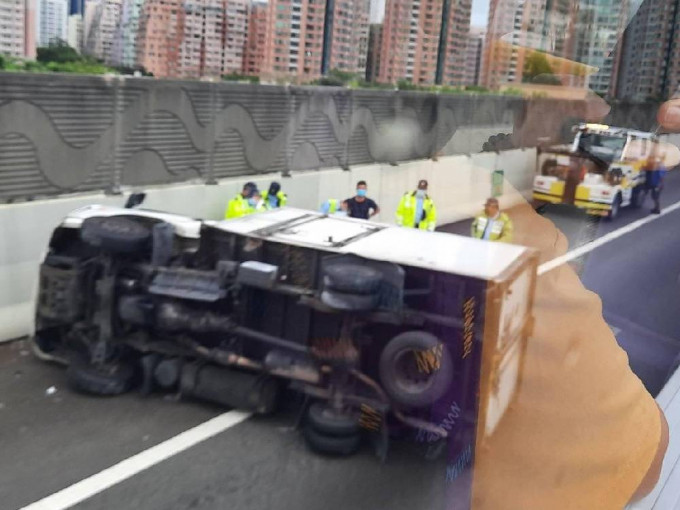 貨車翻側橫亙路中。fb「香港突發事故報料區」Kenny Lee圖片