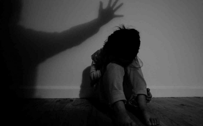 休班男警涉于去年10月体罚其7岁女儿，被控一项故意袭击儿童导致不必要的苦楚或健康损害罪。示意图 (网图)