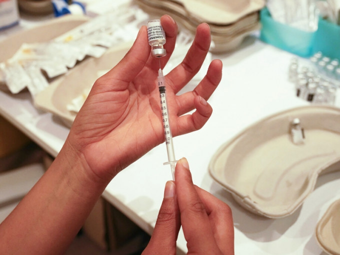 一項研究發現，接種兩劑輝瑞或阿斯利康新冠疫苗，有效應對具高傳染力的Delta，以及Alpha變種病毒。AP圖片