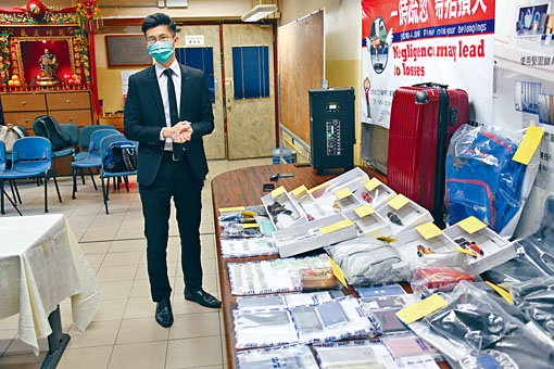 馬志聰總督察展示搜獲的證物。