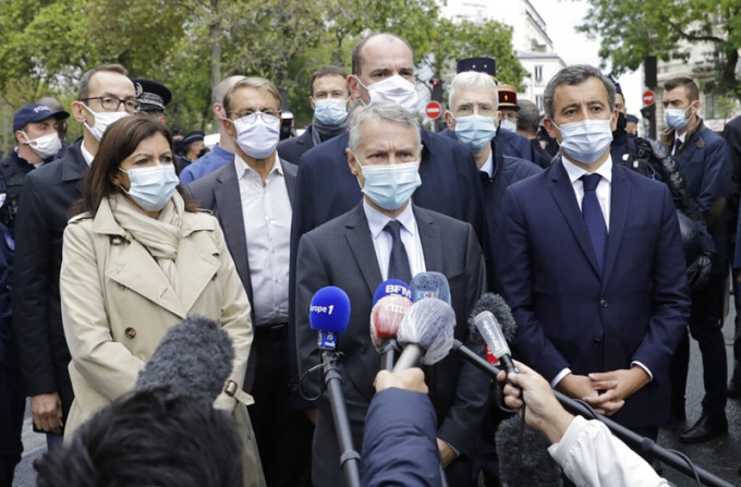 法国总统卡斯泰对记者说，两名伤者没有生命危险。AP图片