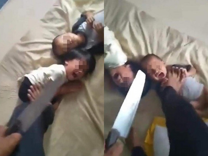 男子多次用刀指向两名躺在床上的孩子。影片截图
