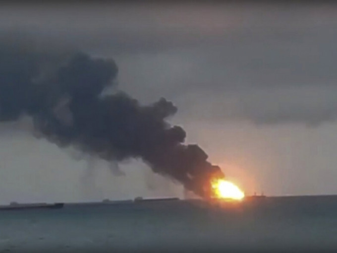 黑海刻赤海峽兩艘貨船輸油期間爆炸。AP